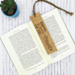 Ξύλινος σελιδοδείκτης "All you need is reading"