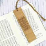 Ξύλινος σελιδοδείκτης "Happiness is a cup of coffee and a good book"