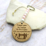 Ξύλινο Μπρελόκ - Γιαγιά, δεν υπάρχει πιο ζεστό μέρος από την αγκαλιά σου!