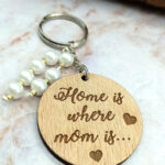 Ξύλινο Μπρελόκ - Home is where Mom is!