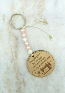 Ξύλινο Μπρελόκ - Γιαγιά, δεν υπάρχει πιο ζεστό μέρος από την αγκαλιά σου! - Image 2