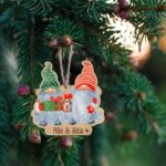 Ξύλινo στολίδι – Νάνοι ζευγάρι (ch212)