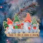 Ξύλινo στολίδι – Νάνοι οικογένεια με δύο παιδιά (ch214)