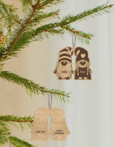 Ξύλινo στολίδι – Νάνοι ζευγάρι (ch216) - Image 2