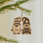 Ξύλινo στολίδι – Νάνοι ζευγάρι (ch216)