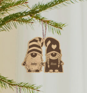 Ξύλινo στολίδι – Νάνοι ζευγάρι (ch216)