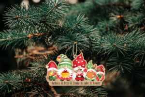 Ξύλινo στολίδι – Νάνοι οικογένεια από 1 έως 6 παιδιά (ch221) - Image 5